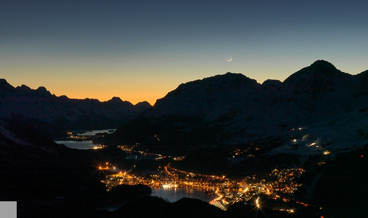 Fernblick ber das beleuchtete St.Moritz.