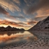 Das Schwarzeis auf dem Lago Bianco dupliziert einen genialen Sonnenaufgang an einem eiskalten Wintermorgen.