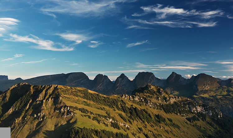 Neuenalpspitz, Churfirsten, Churfirsten heissen von Westen nach Osten: Selun (2'205 m), Frmsel (2'263 m), Brisi (2'279 m), Zuestoll (2'235 m), Schibenstoll (2'234 m), Hinterrugg (2'306 m) und Chserrugg (2'262 m), einzigartige Natur der Voralpen, Sptsommer, Sptsommertagabend, Sommerabend, September, Herbststimmung, Herbstliche Stimmung, Fhn, Fhnstimmung, Berge im Toggenburg, Berge in der Ostschweiz, Bergwelt im Toggenburg, September, Stockberg, Stein SG, Kanton St. Gallen, Schweiz, Switzerland  Simon Walther Fotograf, Fotografie, Fotostudio, Gestalter, Grafikatelier, Grafiker, Industriefotografie, Bildagentur, Fotoagentur, Werbeagentur, Werbeatelier, Werbefotografie, Wattwil (Ostschweiz, Toggernburg), Maloja (Engadin, Bergell), www.2plus.ch, www.sichtwerke.ch, www.fernblicke.ch, www.gedankenbilder.ch, www.kalenderbilder.ch